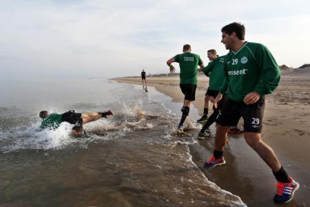 De spelers van FC Groningen vermaakten zich uitstekend op het strand van Olivia in Spanje (Foto: Pro Shots)