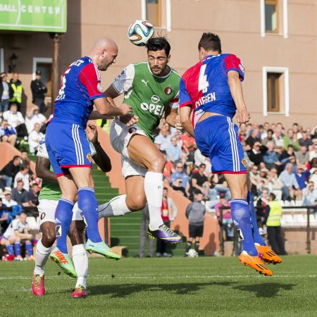 In Marbella werd een oefenwedstrijd tegen FC Basel afgewerkt. Hier zie je Graziano Pellè in duel met twee spelers van de Zwitserse ploeg (Foto: Pro Shots)