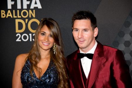 Lionel Messi verscheen in een opvallend rood pak met zijn vriendin Antonella Roccuzzo aan zijn zijde (Foto: Pro Shots)