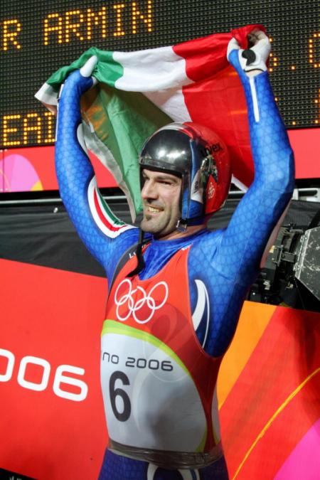 Armin Zöggeler verdedigt in 2006 voor zijn thuispubliek met succes zijn olympische titel (Foto: Pro Shots)