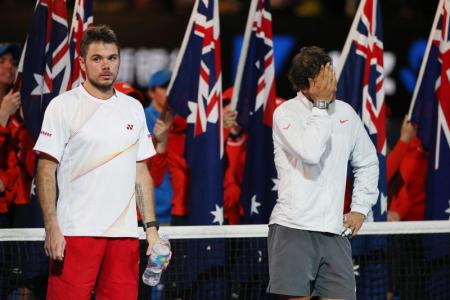 Na de finale van de Australian Open staan Stanislas Wawrinka en Rafael Nadal te wachten op de prijsuitreiking. Wat is hier gaande? (Foto: Pro Shots)