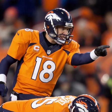 Quarterback Peyton Manning geeft aanwijzingen aan de aanval.