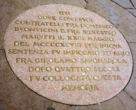 Een gedenksteen op de plek van Savonarola's executie. Copyright Wiki-user Greg O'Beirne.