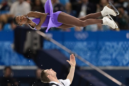 Het Franse paar Vanessa James en Morgan Cipres tijdens de landenwedstrijd bij het kunstrijden (PRO SHOTS/Witters)