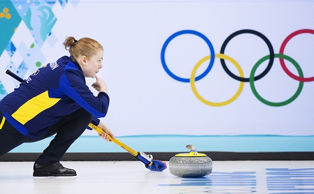 Margaretha Sigfridsson tijdens de curlingwedstrijd Zweden - Groot Brittannië (PRO SHOTS/Bildbyran)
