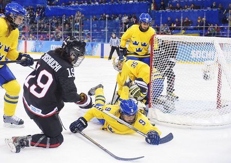 Het gaat er stevig aan toe bij het damesijshockey tijdens de wedstrijd Japan - Zweden (PRO SHOTS/Bildbyran)