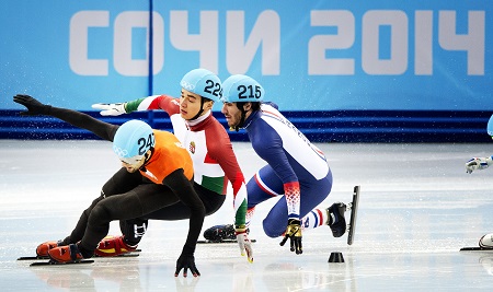 Het is dringen in de bocht bij het shorttrack (PRO SHOTS/ANP)