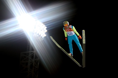 Onder het kunstlicht vliegt Kamil Stoch naar de olympische titel (PRO SHOTS/GEPA)