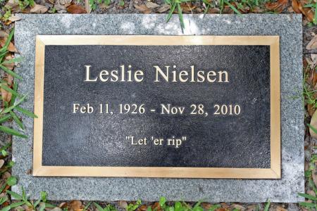 De grafsteen van Leslie Nielsen