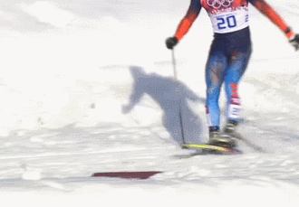 Met een snelle 'pitstop' krijgt Anton Gafarov een nieuw ski