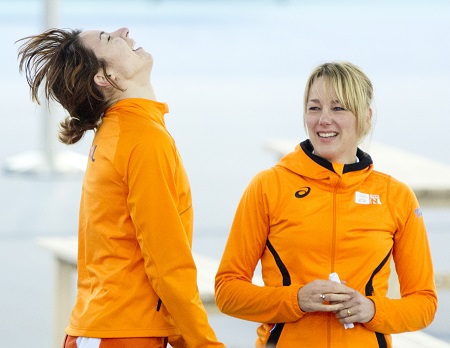 Margot Boer is door het dolle heen na het behalen van de bronzen medaille op de 500 meter. Haar coach Marianne Timmer geniet van de vreugde van haar pupil (PRO SHOTS/ANP)