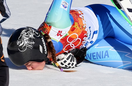 Tina Maze kust de sneeuw waarop ze zojuist de gouden medaille op de afdaling heeft gewonnen (PRO SHOTS/GEPA)