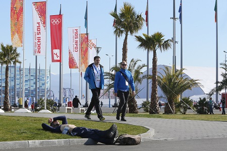Het is aangenaam vertoeven in het olympisch park. Aan de kust van de Zwarte Zee loopt de temperatuur inmiddels richting de twintig graden (PRO SHOTS/Henk Jan Dijks) Het is aangenaam vertoeven in het olympisch park. Aan de kust van de Zwarte Zee loopt de temperatuur inmiddels richting de twintig graden (PRO SHOTS/Henk Jan Dijks)