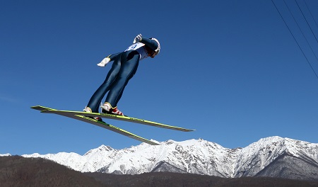 De afsprong van Yoshito Watabe bij het schansspringen van de noordse combinatie levert een foto met een adembenemend uitzicht op. Watabe zou uiteindelijk de zilveren medaille veroveren (PRO SHOTS/GEPA)