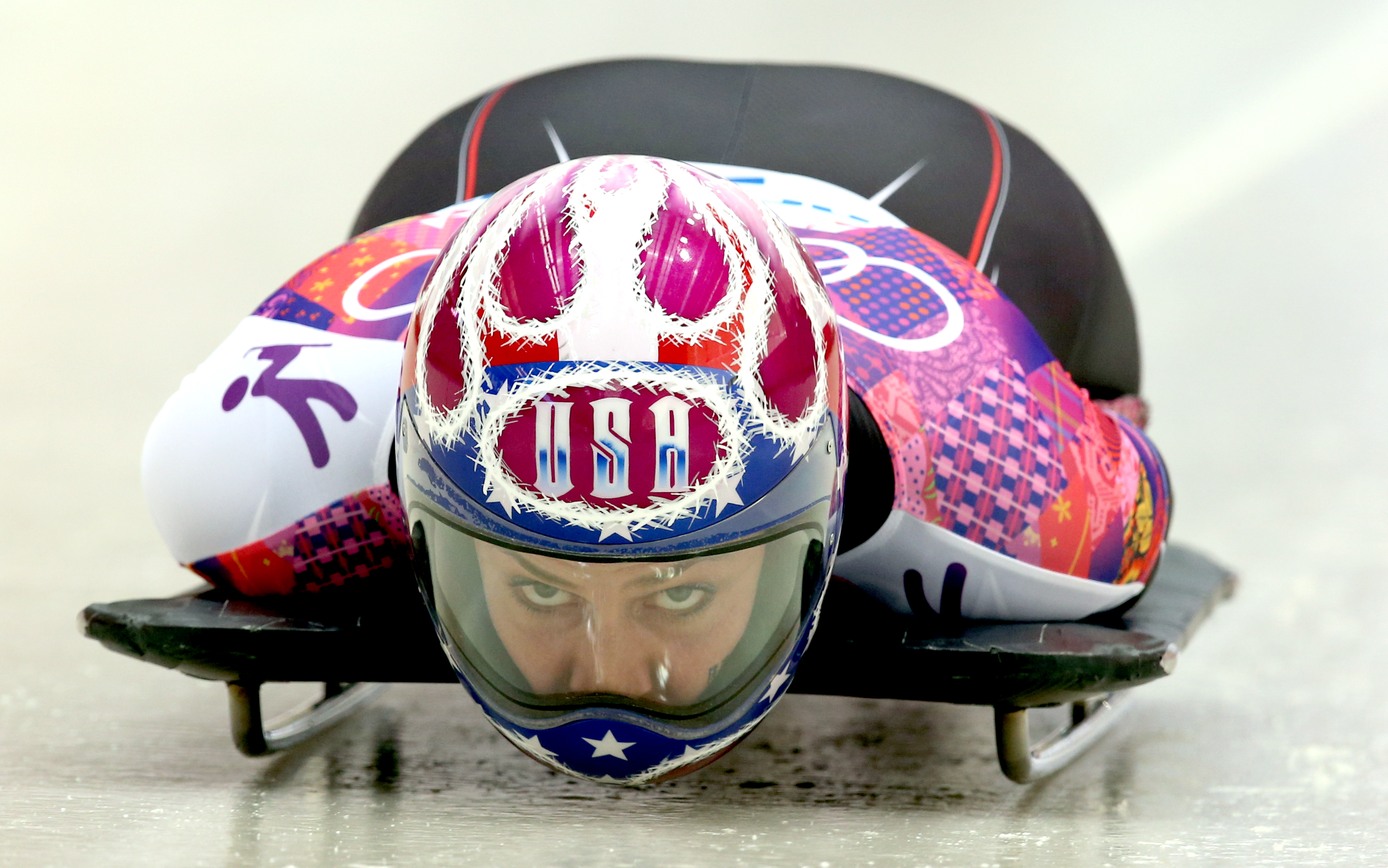 Met de neus slechts enkele centimeters boven het ijs denderen de dames tijdens de skeleton naar beneden (PRO SHOTS/GEPA)