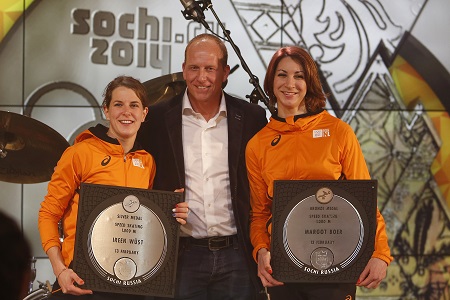 Ireen Wüst en Margot Boer werden in het Holland Heineken Huis gehuldigd voor hun zilveren en bronzen medaille op de 1000 meter. Rintje Ritsma mocht beide dames vergezellen op het podium (PRO SHOTS/Henk Jan Dijks)