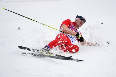 Dario Cologna komt totaal uitgeput over de finish van de 15 kilometer langlaufen (PRO SHOTS/Bildbyran)