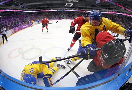 De Zweedse spelers zetten hun Zwitserse tegenstanders op alle manieren vast (PRO SHOTS/GEPA)