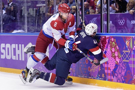 Het gaat er hard aan toe bij het beladen ijshockeyduel tussen Rusland en de Verenigde Staten (PRO SHOTS/Bildbyran)