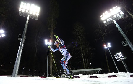 Gabriela Soukalova onder het kunstlicht onderweg op de 12,5 kilometer biatlon (PRO SHOTS/GEPA)