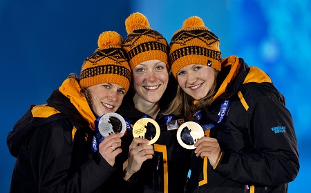De 'sweep' van de dames op de 1500 meter. Ireen Wüst, Jorien ter Mors en Lotte van Beek zorgden samen met Marit Leenstra, die vierde werd, voor olympische geschiedenis (PRO SHOTS/ANP)