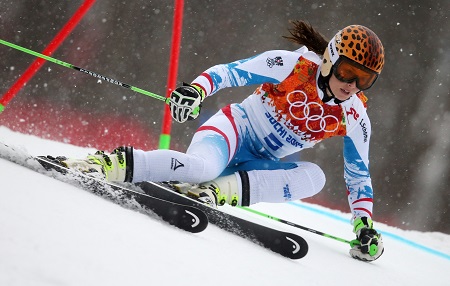 Tijdens de reuzenslalom bij de dames suist Anna Fenninger langs de poortjes (PRO SHOTS/GEPA)