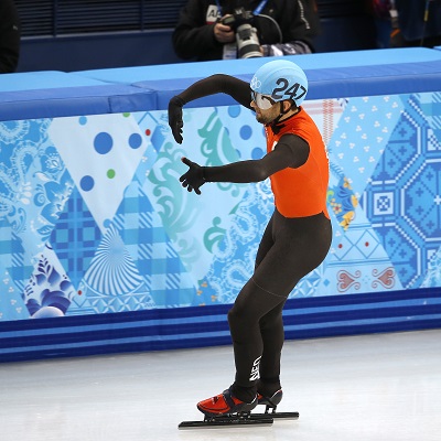 Niels Kerstholt geeft aan dat hij werd vastgehouden tijdens de heats van de 500 meter shorttrack (PRO SHOTS/Henk Jan Dijks)