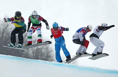 De mannen onderweg tijdens de snowboardcross (PRO SHOTS/GEPA)