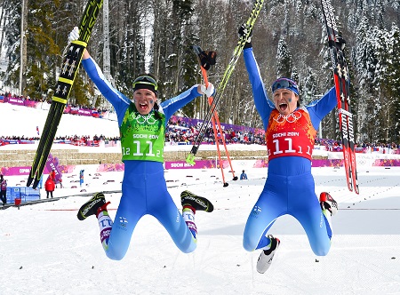 Aino-Kaisa Saarinen en Kerttu Niskanen zijn door het dolle heen met hun overwinning bij de teamsprint van het langlaufen (PRO SHOTS/GEPA)