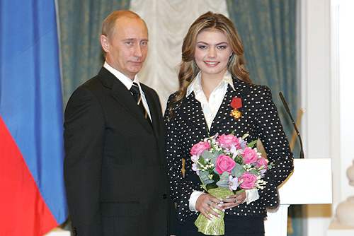 Putin onderscheidde Kabaeva in 2005 met een hoge Russische onderscheiding (WikiCommons/Russian Presidential Press and Information Office)