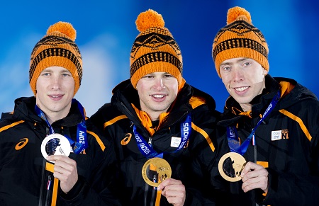 De eerste drie medailles die Nederland binnensleepte deze Winterspelen. Jan Blokhuijsen, Sven Kramer en Jorrit Bergsma met hun sweep op de 5000 meter (PRO SHOTS/ANP)
