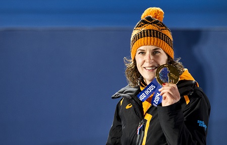 Ireen Wüst met de gouden medaille op de 3000 meter in Sochi (PRO SHOTS/ANP)