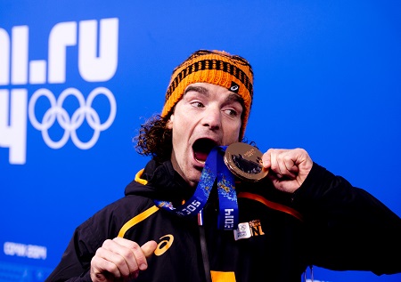 Bob de Jong met de bronzen medaille die hij won op de 10000 meter (PRO SHOTS/ANP)