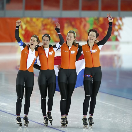 De Nederlandse dames zijn dolblij met de gouden medaille bij de achtervolging (PRO SHOTS/Henk Jan Dijks)