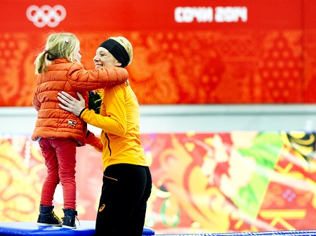 Carien Kleibeuker viert haar bronzen medaille op de 5000 meter met haar dochtertje (PRO SHOTS/ANP)