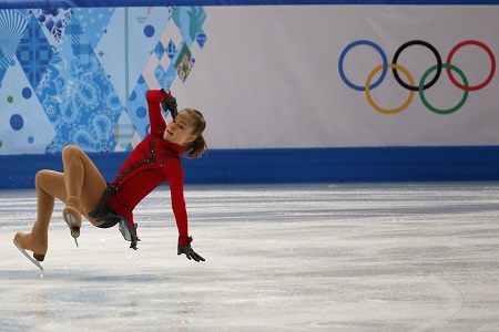 Yulia Lipnitskaya valt tijdens de vrij kür van het kunstrijden bij de dames (PRO SHOTS/Henk Jan Dijks)