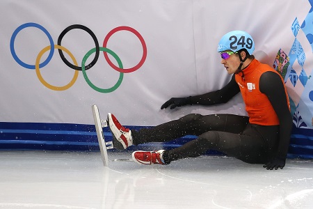 Drama bij het shorttrack, Freek van der Wart valt vlak na de start van de relay (PRO SHOTS/Henk Jan Dijks)