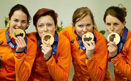 De Nederlandse dames van de achtervolgingsploeg zijn superblij met hun gouden medailles (PRO SHOTS/ANP)