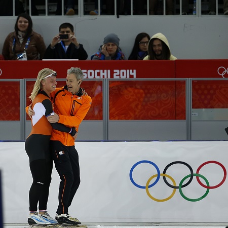 Bondscoach Arie Koops en Koen Verweij zijn dolblij met de overwinning van de Nederlandse mannen op de ploegenachtervolging (PRO SHOTS/Henk Jan Dijks)