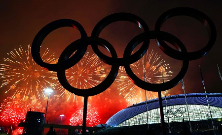 Met een spectaculaire vuurwerkshow komt er definitief een einde aan de Olympische Winterspelen van Sochi (PRO SHOTS/GEPA)