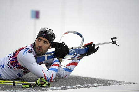 Martin Fourcade kijkt verbaasd achterom vlak voor hij wil gaan schieten tijdens de 15 kilometer biatlon. Wat gebeurt er achter hem? (PRO SHOTS/Bildbyran)