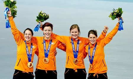 De dames van de ploegenachtervolging met hun gouden medailles (PRO SHOTS/Henk Jan Dijks)