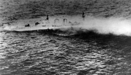 De zinkende HMS Exeter (Foto: Wikipedia)