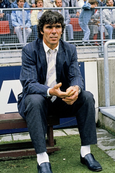 In zijn laatste wedstrijd bij Feyenoord in 1983 kreeg Willem een symbolische rode kaart, daarna werd hij door zijn teamgenoten op de schouders genomen. Hij zette zijn loopbaan voort bij Feyenoord als assistent-coach. Hij vervulde die functie later ook nog FC Utrecht en FC Wageningen (PRO SHOTS/ANP)
