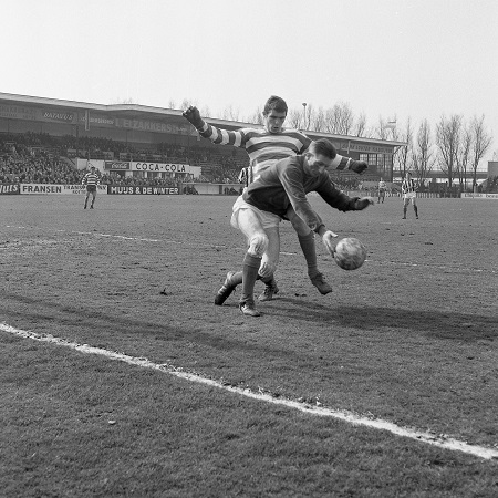 Voordat Willem van Hanegem naar Feyenoord overstapte speelde hij bij Velox en Xerxes. Hier zie je Willem in actie met Xerxes tegen Willem II in 1967 (PRO SHOTS/Ton den Haan)