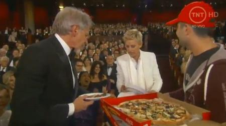 Ellen deelt ondertussen een paar pizza's uit