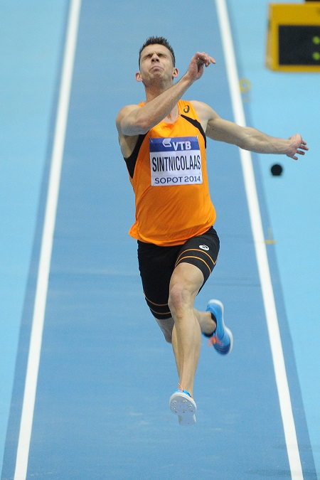 Met een flinke grimas vliegt Eelco Sintnicolaas door de lucht tijdens het WK indoor atletiek. Wat is hier gaande? (PRO SHOTS/DPPI)