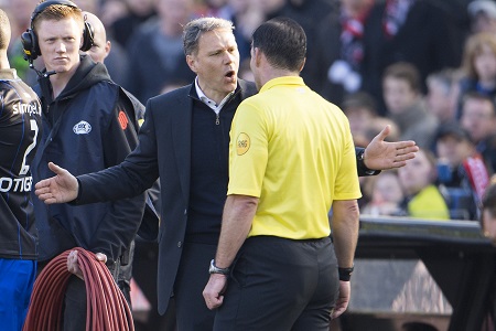 Marco van Basten is boos op Pieter Vink, wat zegt de trainer van sc Heerenveen hier tegen de scheidsrechter? (PRO SHOTS/Jasper Ruhe)