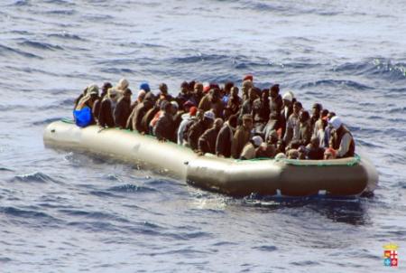 Italië redt weer honderden migranten uit zee