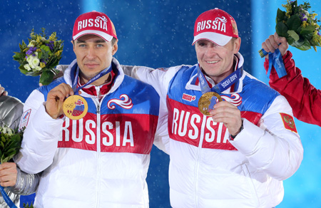 De Rus Alexander Zubkov (rechts) speelde in de World Cup geen grote rol, maar werd met twee olympische titels één van de grote Russische helden in Sochi (Foto: Pro Shots/GEPA)